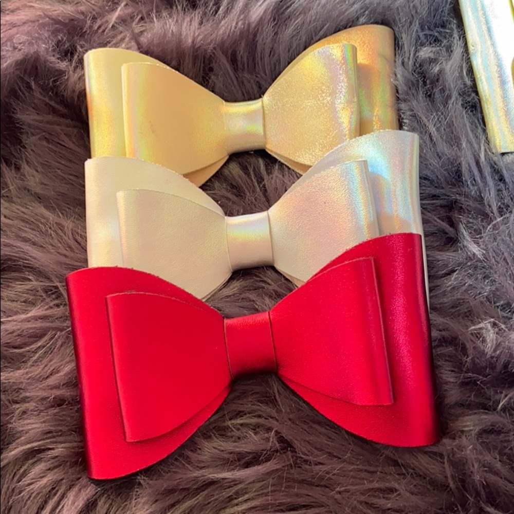 Little girl bows